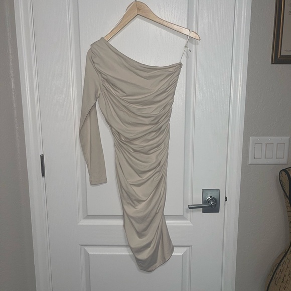 SUSANA MONACO Off The Shoulder Dress
1124ltsd02419 {$218} Beige Tan Nude Nutural - Picture 2 of 7